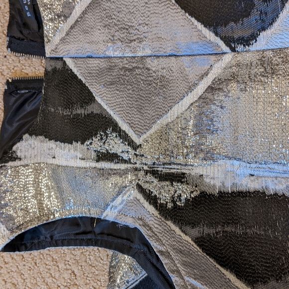 Beulah Style Silver/Black Geometric Peplum Sleeveless Top - Picture 7 of 11